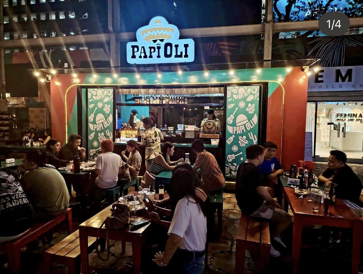 Papi Oli alfresco stall at night with full crowd